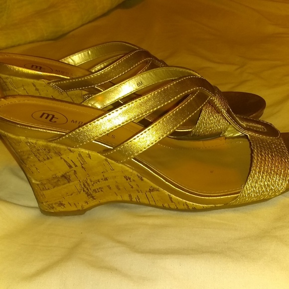 Gold mootsie tootsie wedge sandals 8 - Picture 4 of 4
